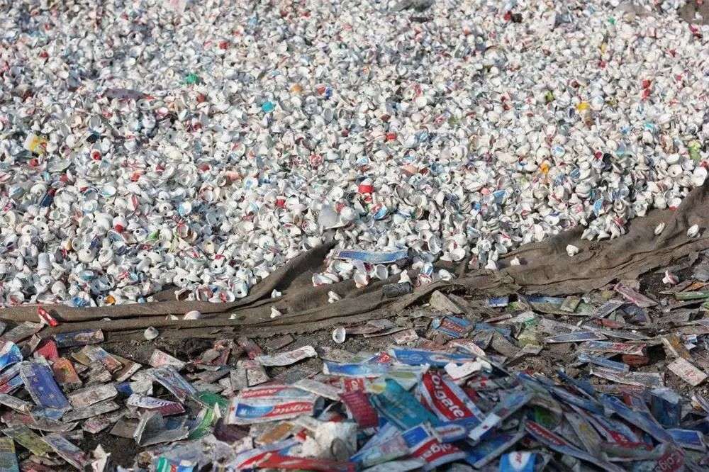 再也不用「挤牙膏」，高露洁换上的「润滑剂」包装，让牙膏从此一滴不剩